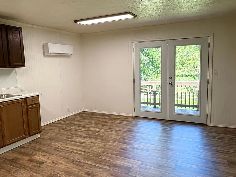820 Emma Rd — Photo 4