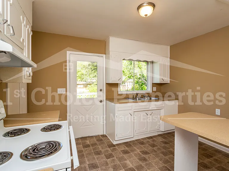 1332 Lake Ln NE — Photo 7