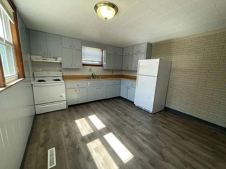 401-403 W Center St — Photo 3