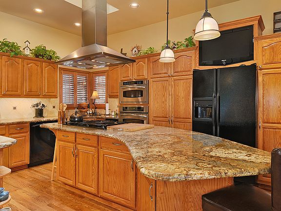 Kitchen with wet bar