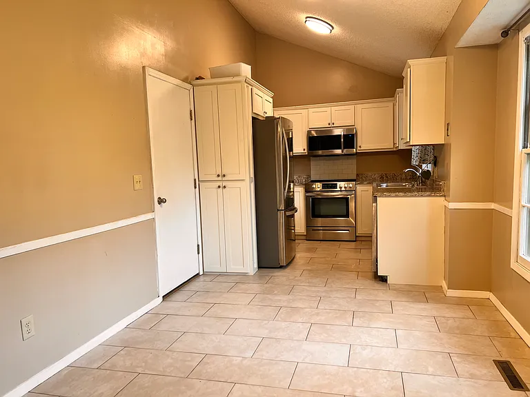 2677 S Grant Ave — Photo 5