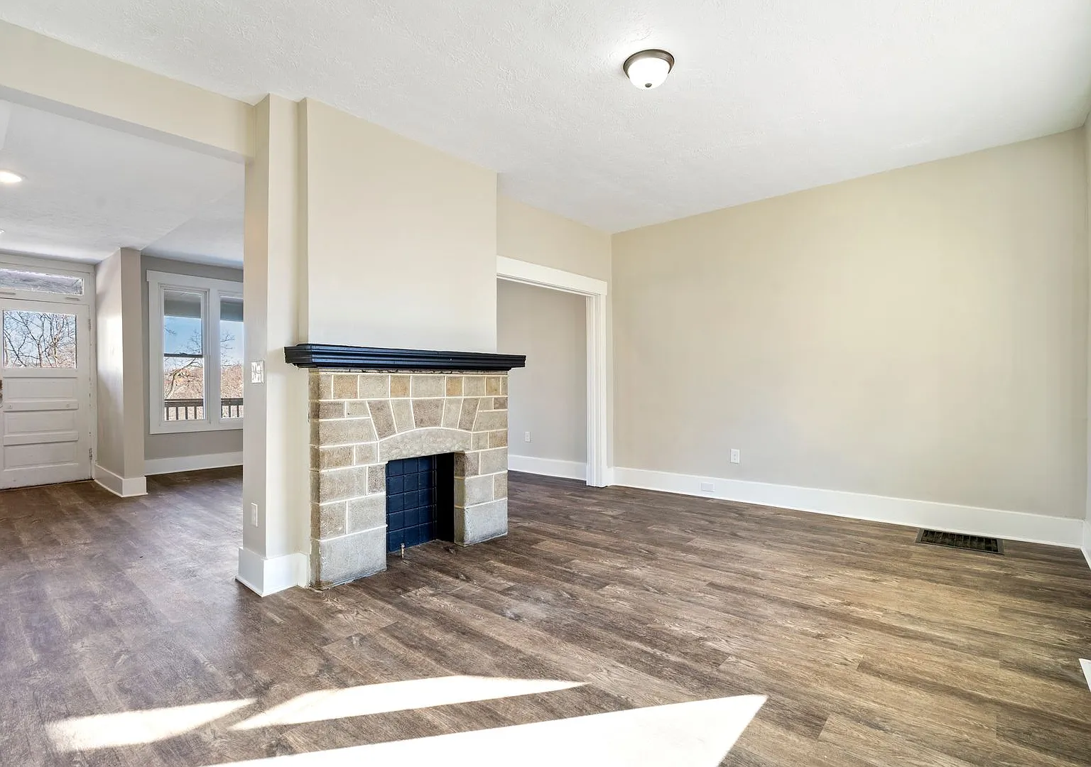 3 Bed/1 Bath Home - Central AC, 2nd Floor Laundry - Available September 10th! — Photo 4