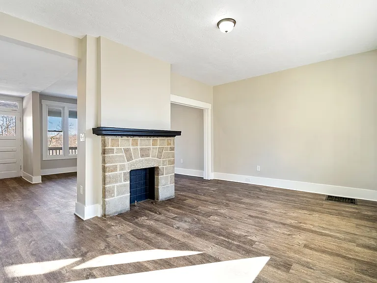 329 Quincy Ave — Photo 4