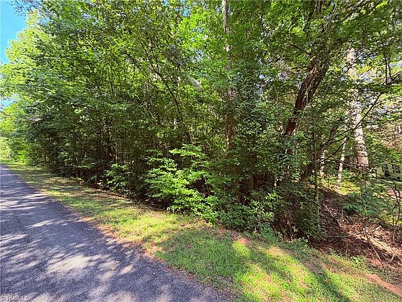 3rd image of 1621 Beechwood Rd