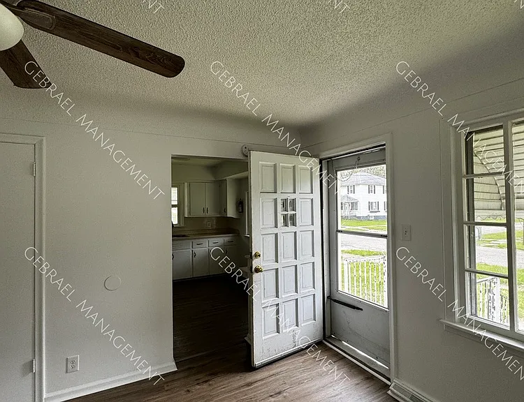 1221 Barney Ave — Photo 5