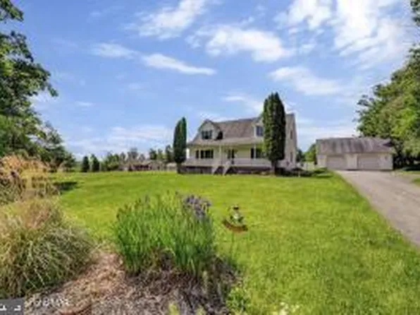 922 Meadowlark Dr, Moscow, PA 18444