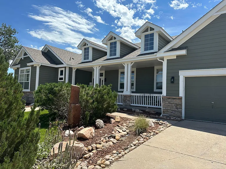 360 Columbine Dr — Photo 2