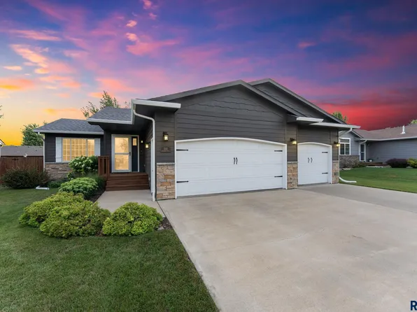703 Rosewood Dr, Harrisburg, SD 57032