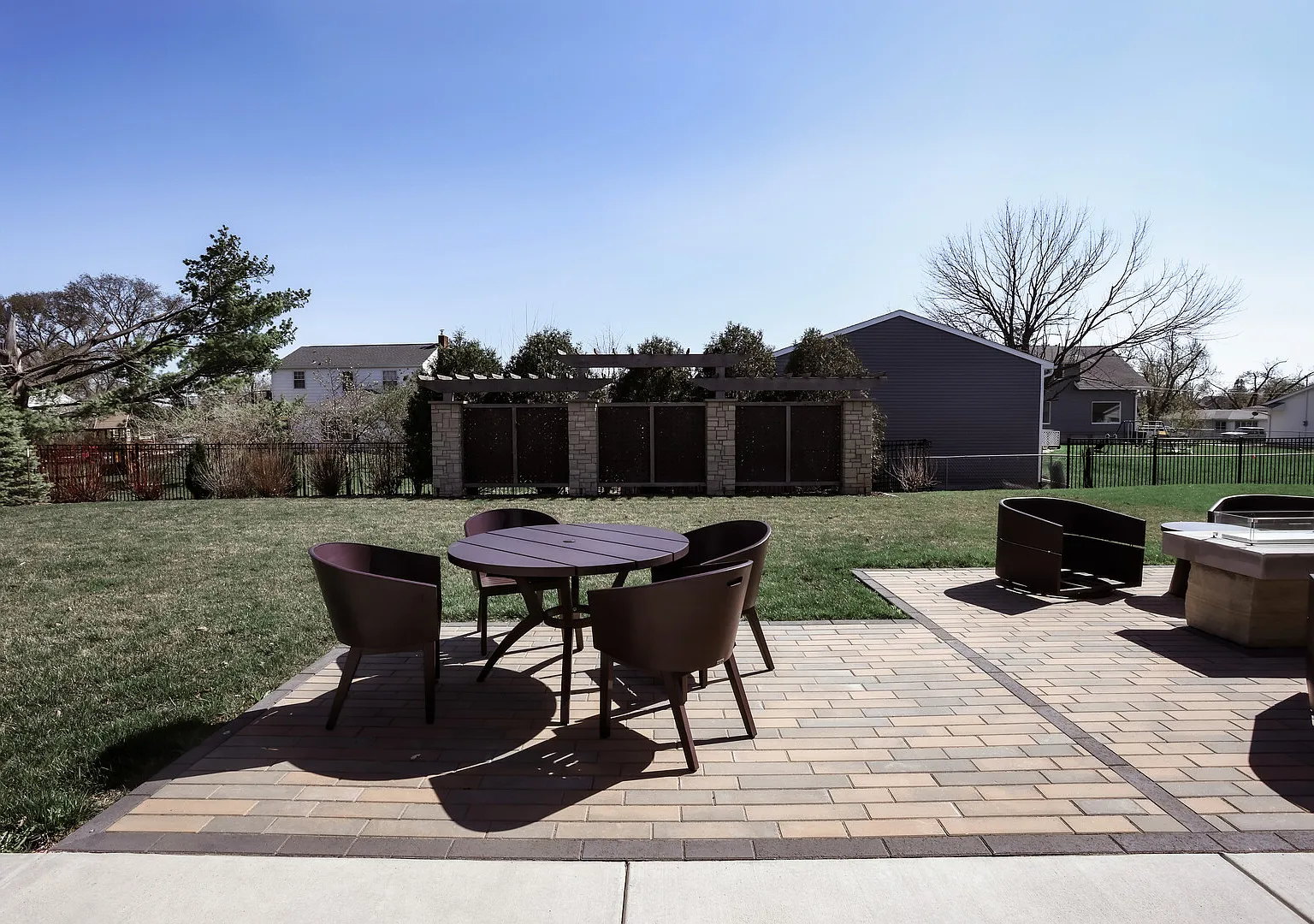Mid Century Modern Home in Small Town Iowa - Trails & Locals — Photo 2