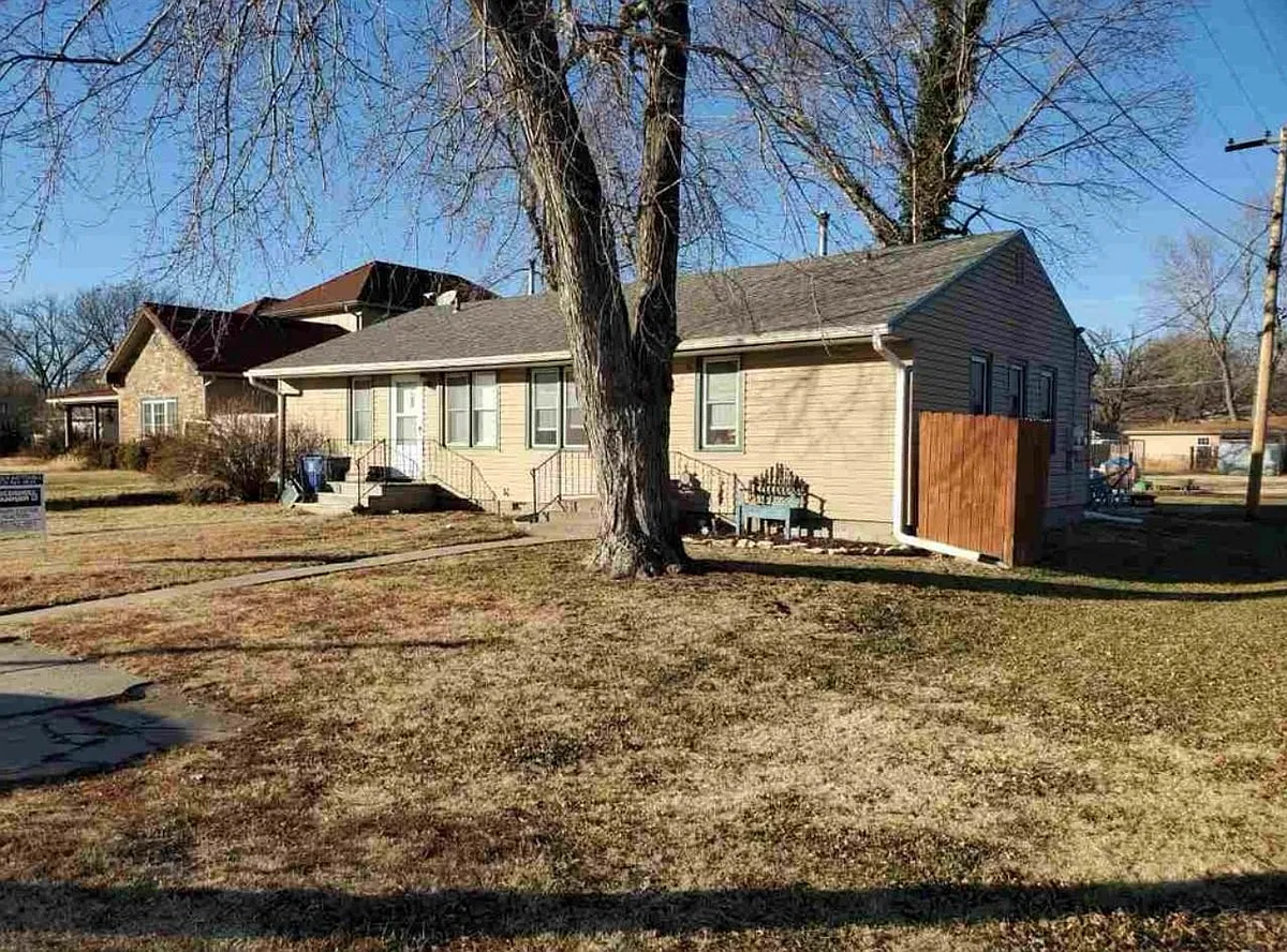 Photo 1 of 8 - 318 W 6th St #318 - Chapman, KS Primary Photo - 318 W 6th St #318