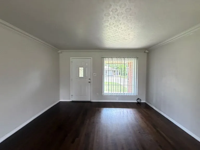 221 E Kerr Dr — Photo 4