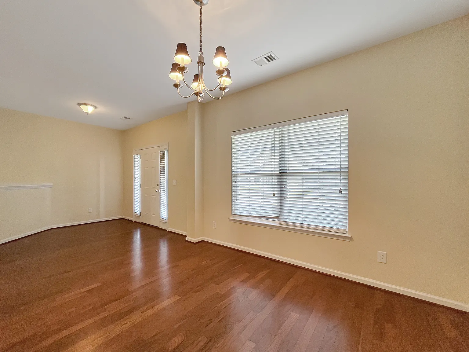 6 bed, 3.5 bath, 2948 sqft, $3,200 — Photo 3