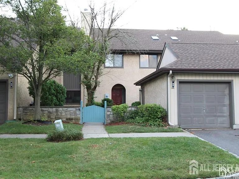 42 Ashford Dr — Photo 2
