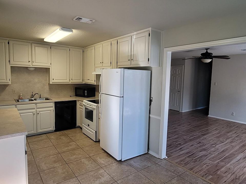 Lots of counter space and storage in this fully equipped kitchen