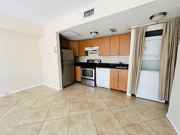 4th image of 942 Bay Dr #4