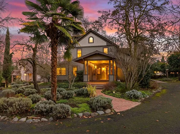 668 N Main St, Ashland, OR 97520