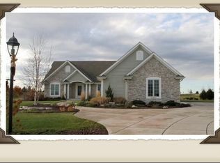 W274N8775 Meadow Ridge Dr, Hartland, WI 53029
