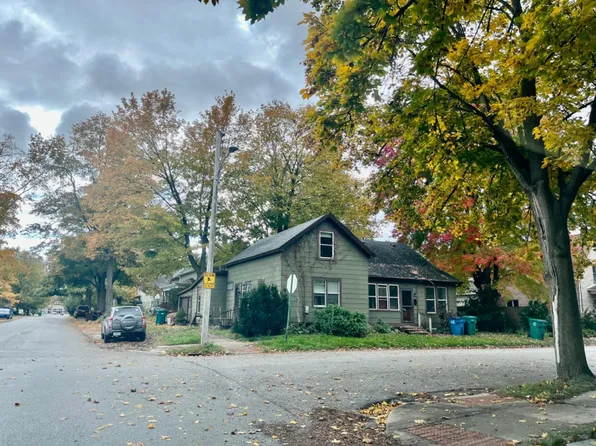 1104 4th St, La Porte, IN 46350