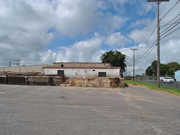 3rd image of 1301 E Ozark Ave