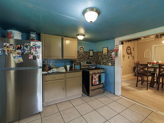4th image of 308 W 5th St