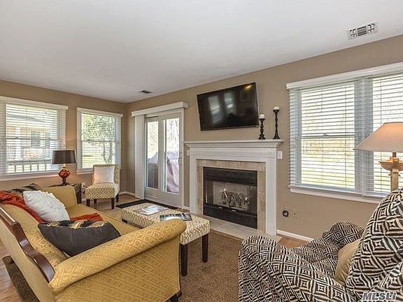 3rd image of 904 Willow Pond Dr