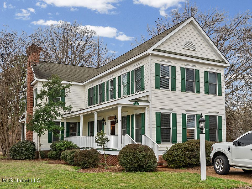 1st image of 11 Oak Knoll Dr