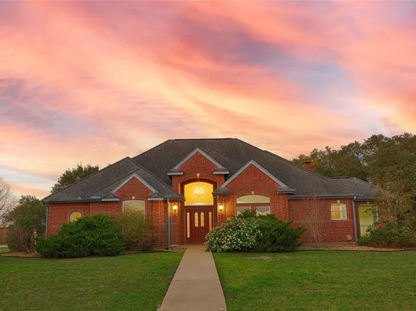 900 Schulze Rd, Muldoon, TX 78949