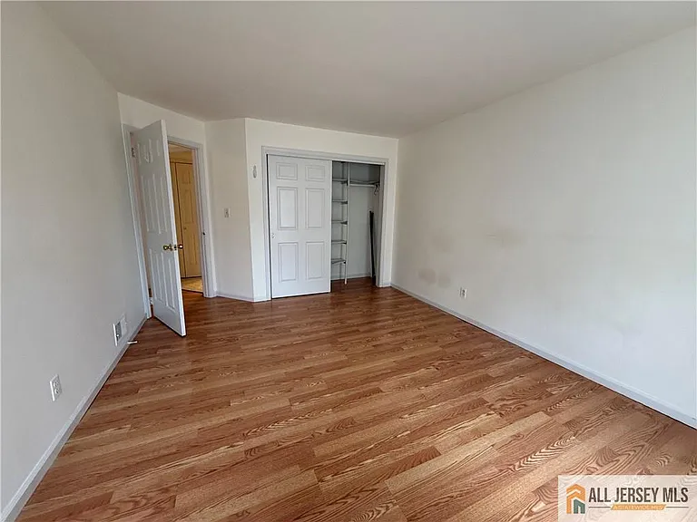 404 Carhart Ct — Photo 8