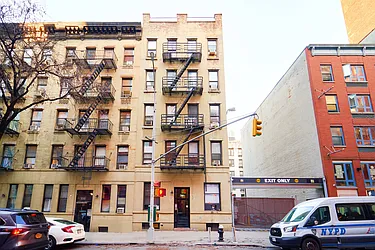 331 West 43rd Street in Hell&#39;s Kitchen