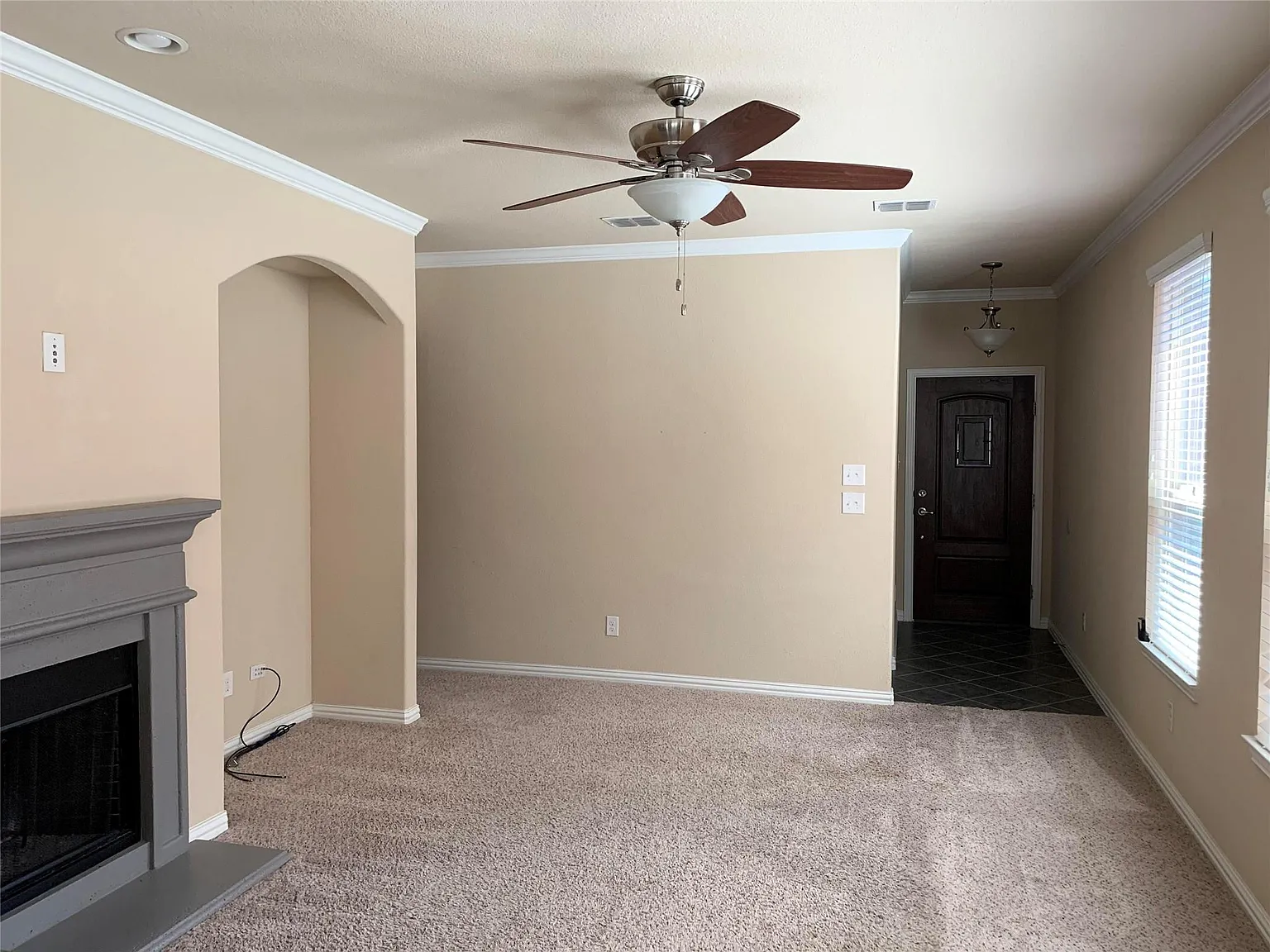 4 bed, 2.5 bath, 1915 sqft, $2,395 — Photo 2