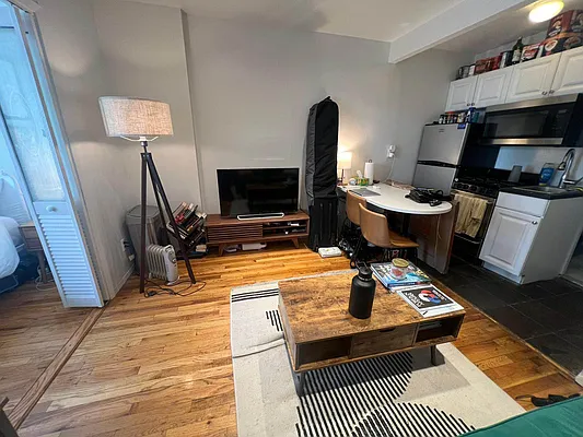 Rented by KNOCKKNOCK LLC | media 6