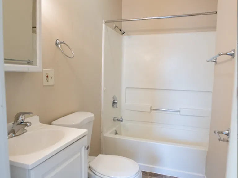 $1075 1 BA, 1 BA With Back Porch - Riverwest - 829 E Clarke — Photo 11
