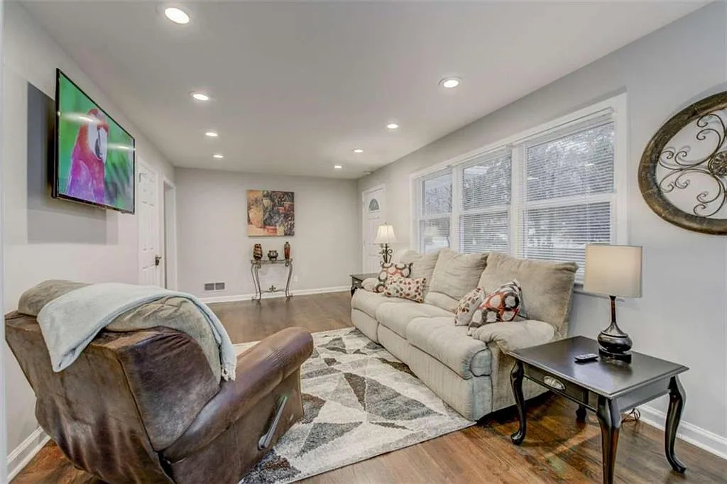 3 bed, 1.5 bath, $3,850 — Photo 3