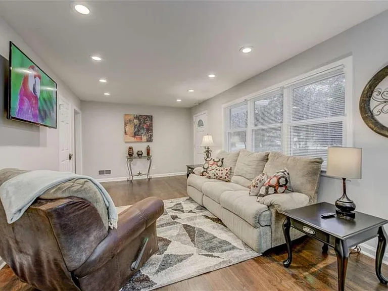 3041 Pasadena Dr — Photo 3