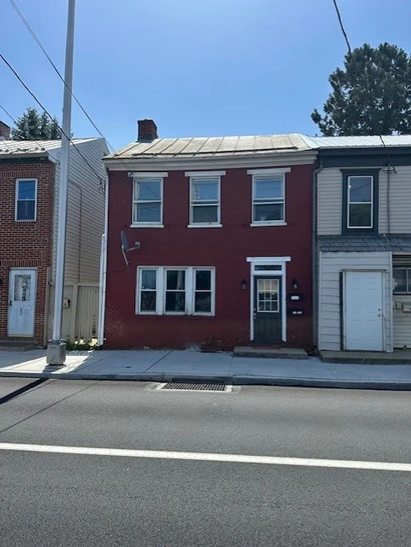 Conveniently Located in Carlisle, PA, This 2nd Floor 2-Bedroom, 1-Bathroom Apartment is Located I... — Photo 1