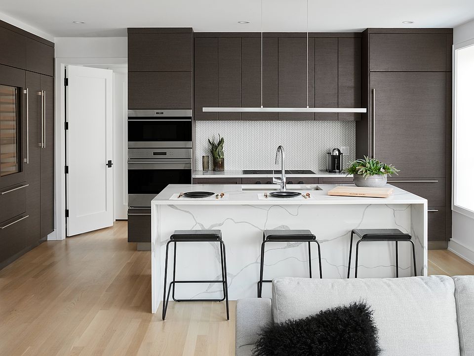 1st image of 2611 N Hermitage Ave Penthouse 17
