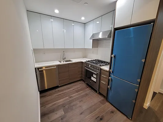 Rented by E Realty International Corp | media 15