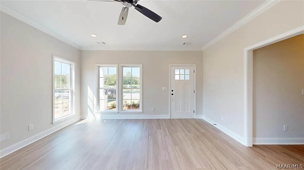 4 bed, 2.5 bath, 1899 sqft, $2,400 — Photo 4