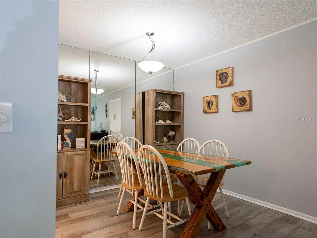 2 bed, 2.0 bath, 876 sqft, $1,600 — Photo 4