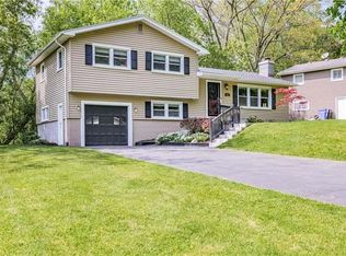 105 Burrows Hills Dr, Penfield, NY 14625