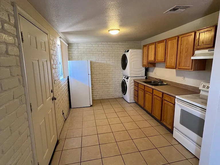 425 E Delano St — Photo 3