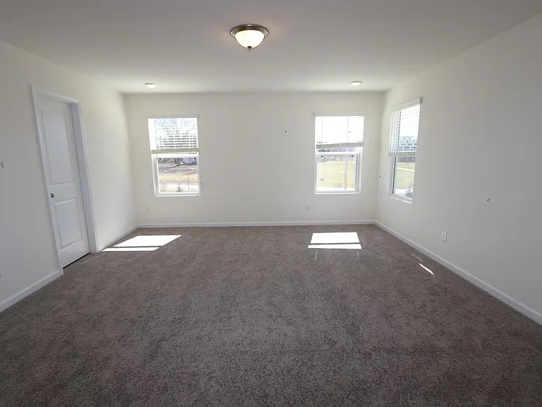 342 Rayland St — Photo 8