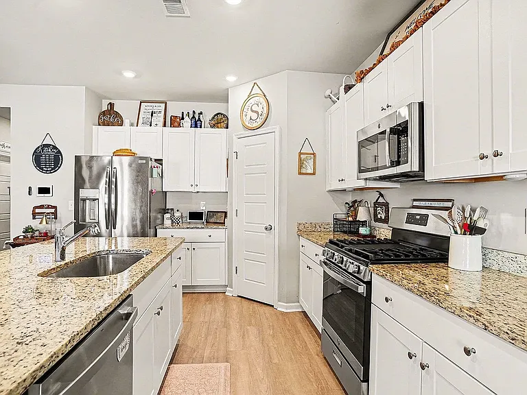 186 Saddle St — Photo 12