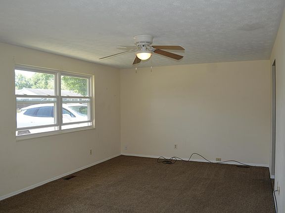 5th image of 291 Woodlawn Dr