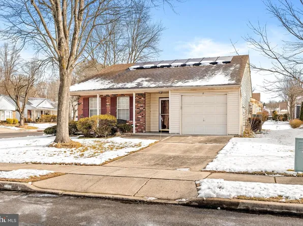 2 Fernwood Ct, Columbus, NJ 08022