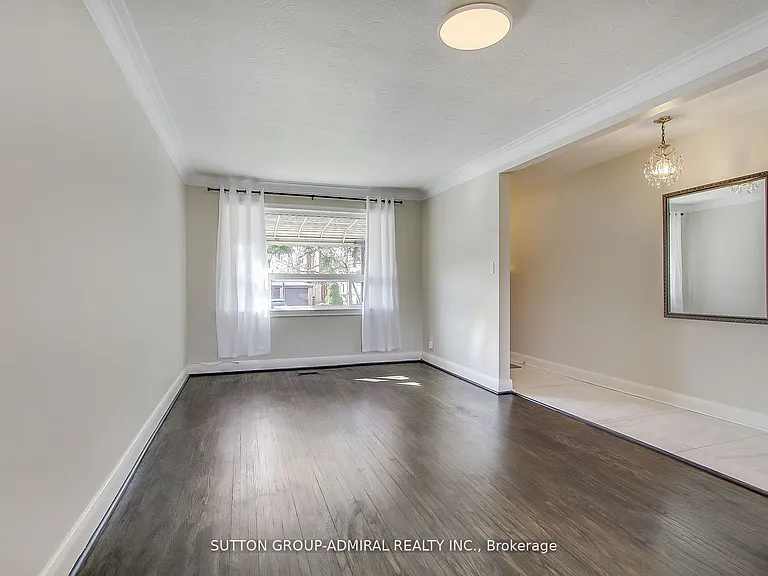 194 Cocksfield Ave #MAIN FLOOR — Photo 4