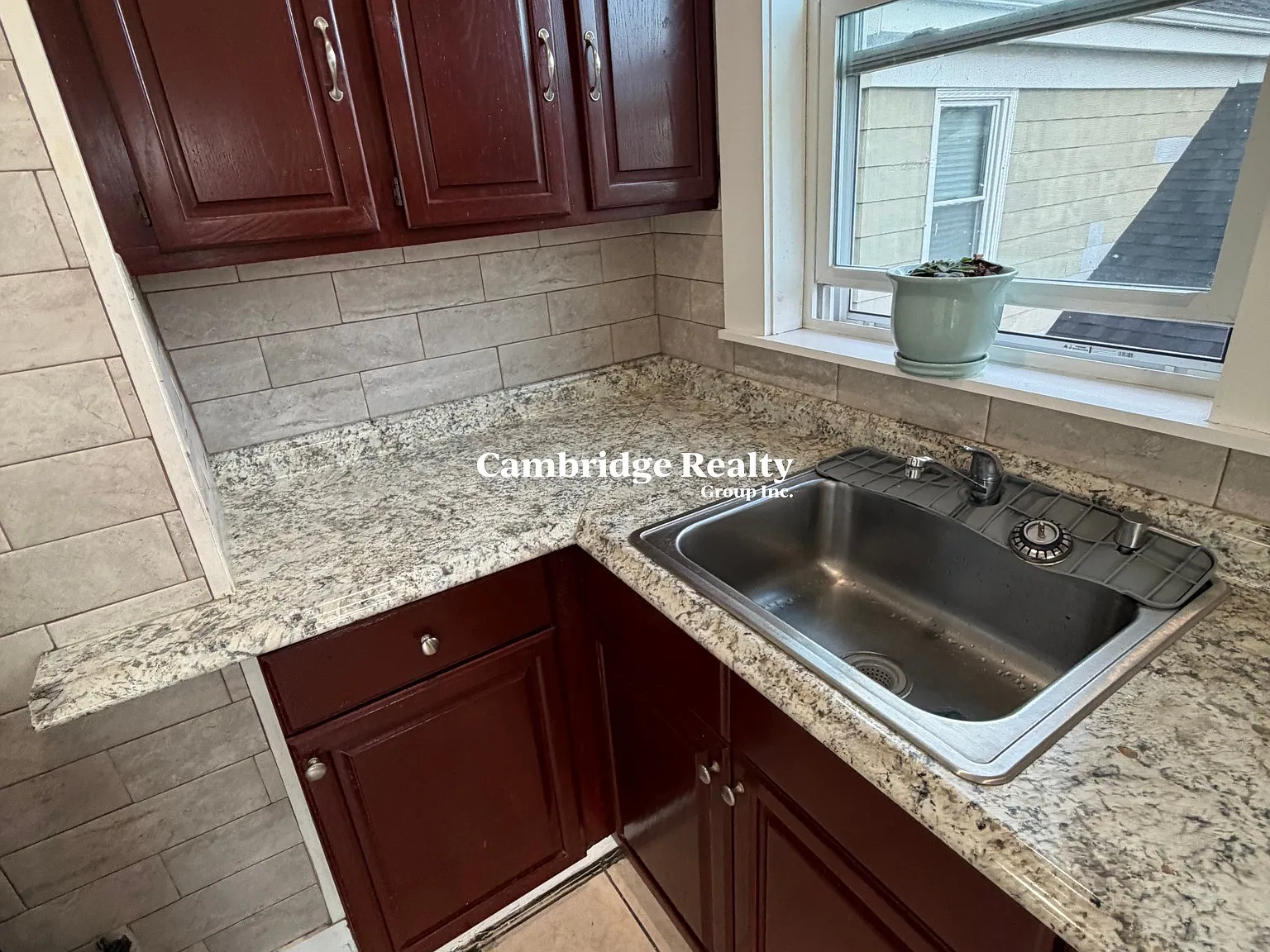 3 bed, 1.0 bath, 1000 sqft, $3,300 — Photo 2