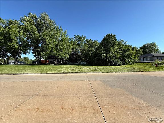 3rd image of 304 E 3rd St