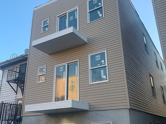 3rd image of 28 Saint Pauls Ave #2