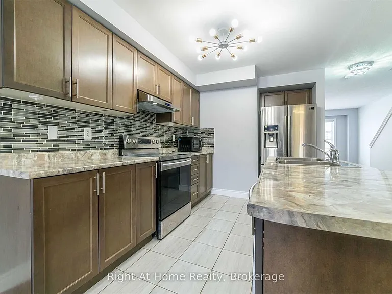 66 Knotty Pine Ave — Photo 7